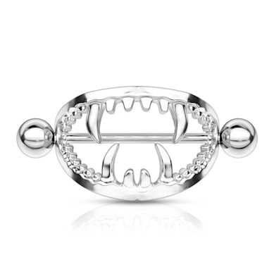 Mellpiercing szájjal és fogakkal