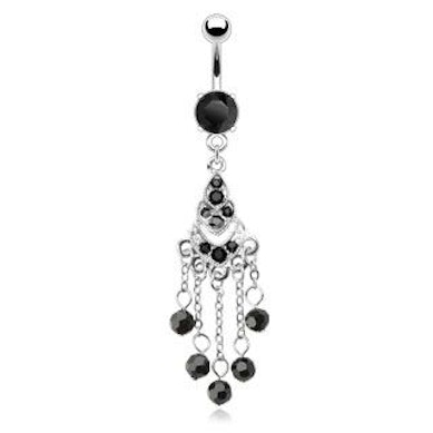 Köldök piercing láncokkal és fekete kövekkel díszítve