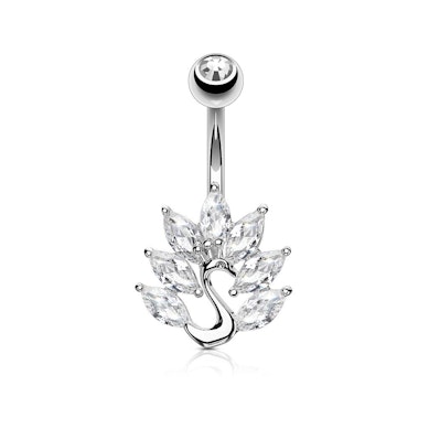 Köldök piercing páva díszítéssel
