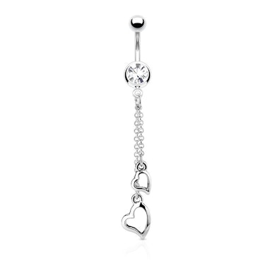 Köldök piercing, lánccal és szív medállal