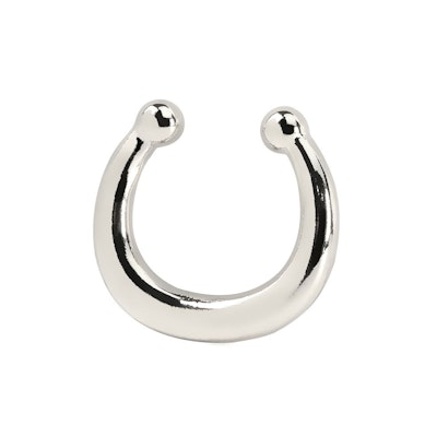 Fake septum piercing egyszerű dizájnban
