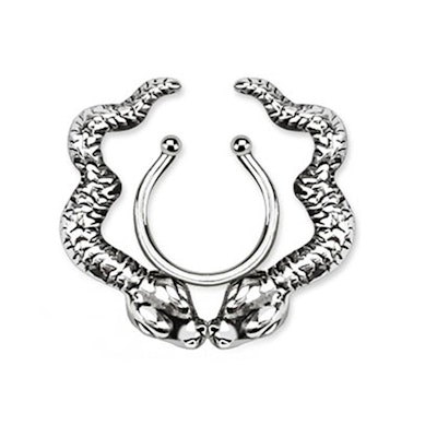 Fake mell piercing kígyókkal