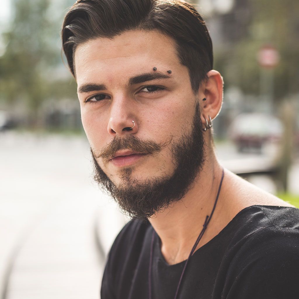 Hajlított szárú piercing, golyó végekkel