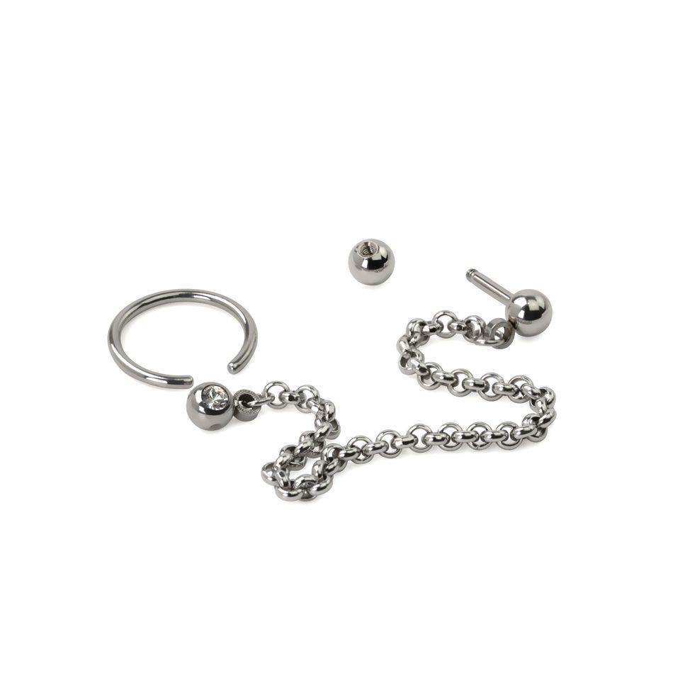 Helix és tragus piercing, lánccal összekötve