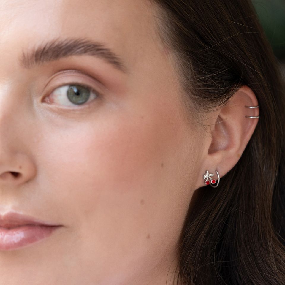 Tragus ékszer, piros cseresznye dísszel