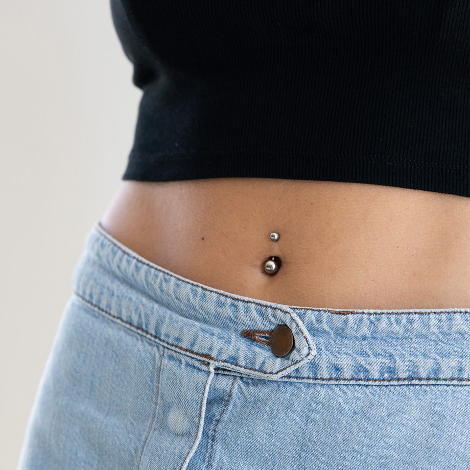 Titánium köldök piercing többféle színben