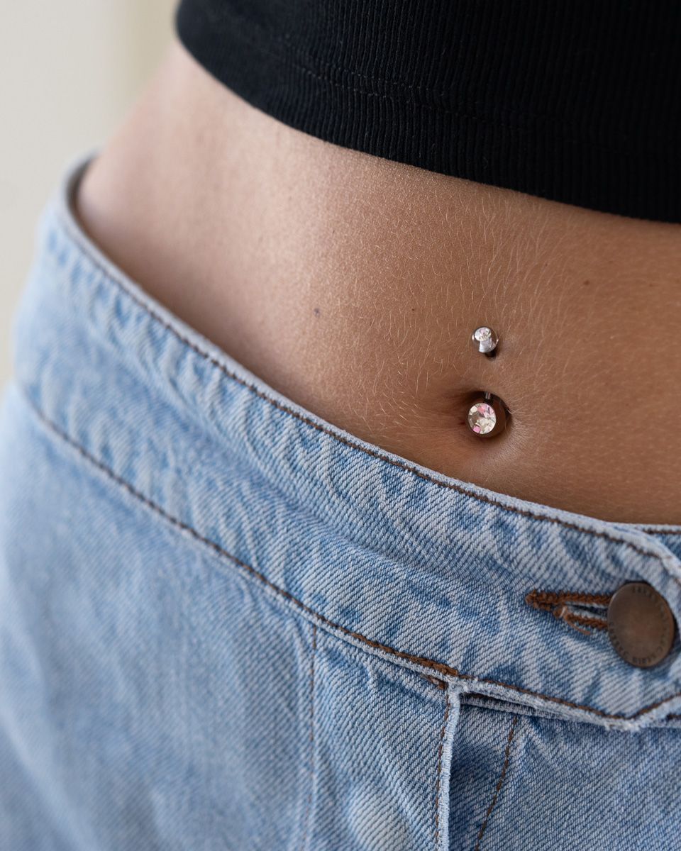 Köldök piercing akril golyókkal, kő dísszel
