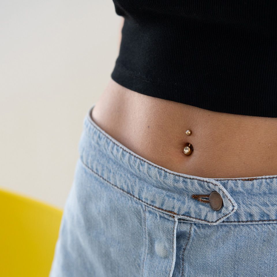 Aranyozott köldök piercing, kő dísszel