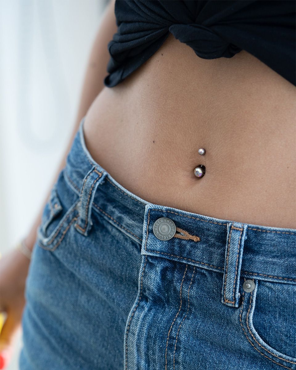 Köldök piercing titánból, kő dísszel