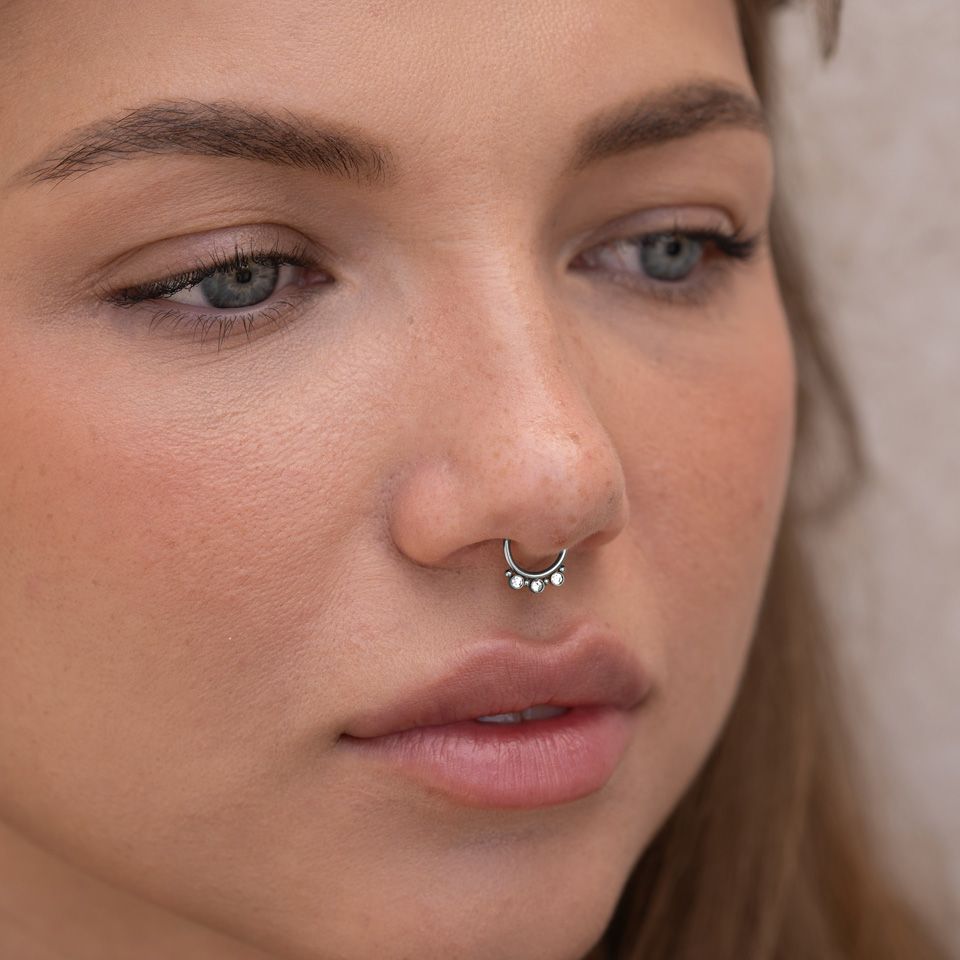 Fake septum karika három kővel és gyöngyökkel