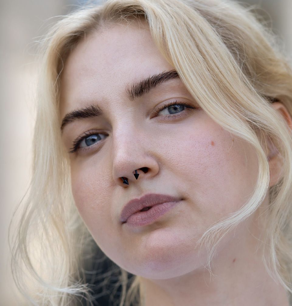 Patkó piercing, matt fekete színben, tüske végekkel