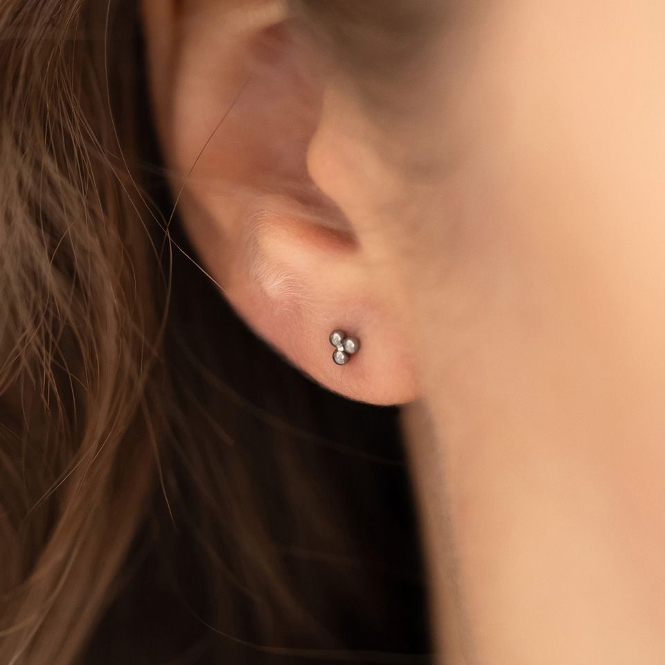 Titán push-in labret háromszöget formáló bogyókkal