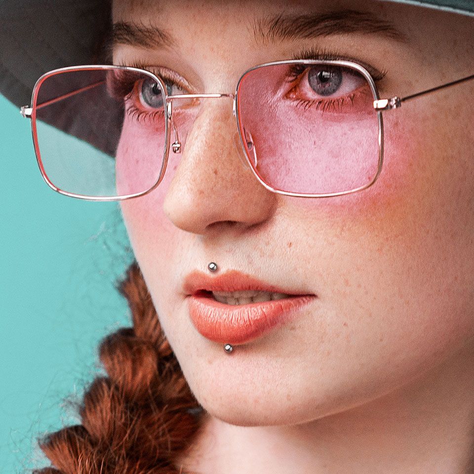 Push-in labret titánból