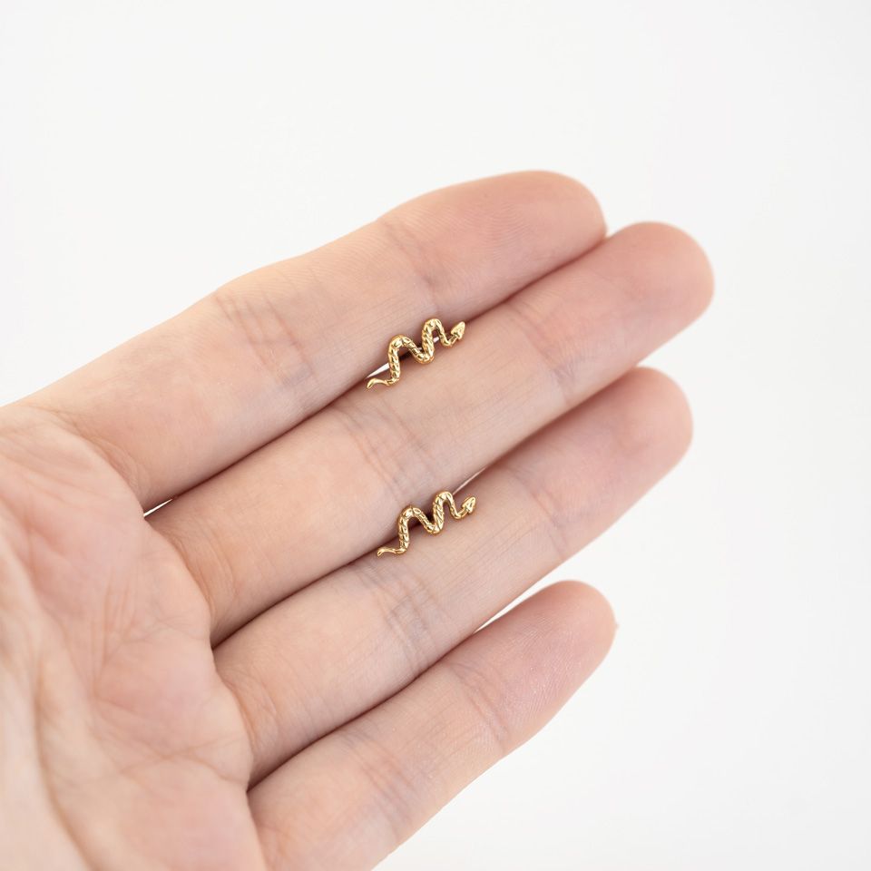 Push-in titán labret kígyóval