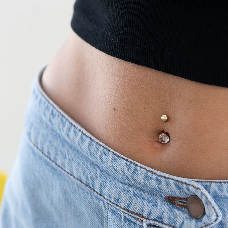 Köldök piercing orvosi acélból