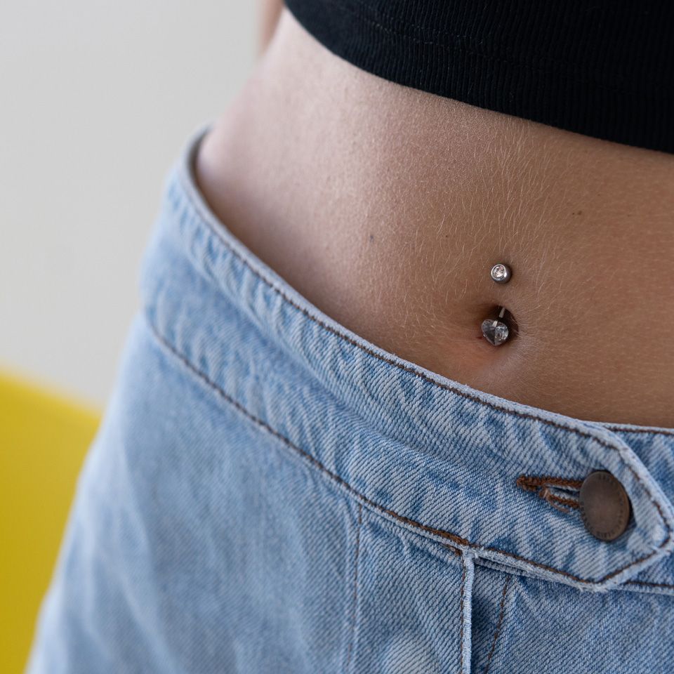 Köldök piercing, szív alakú kővel