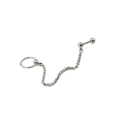 Helix és tragus piercing, lánccal összekötve