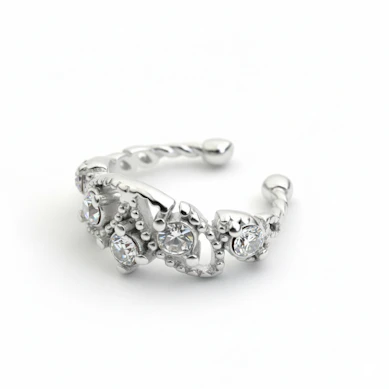 Mesés fülgyűrű kövekkel és gyöngyökkel