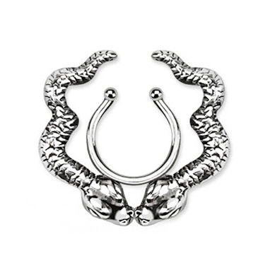 Fake mell piercing kígyókkal