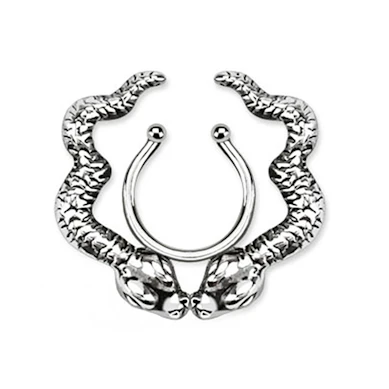 Fake mell piercing kígyókkal