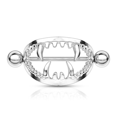 Mellpiercing szájjal és fogakkal