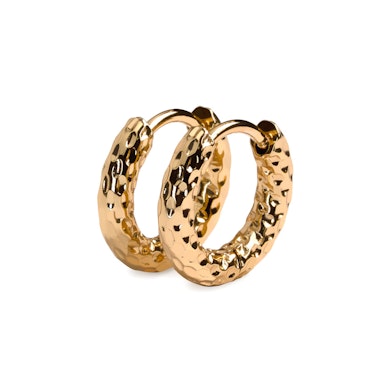 Egy pár kalapált huggie karika fülbevaló