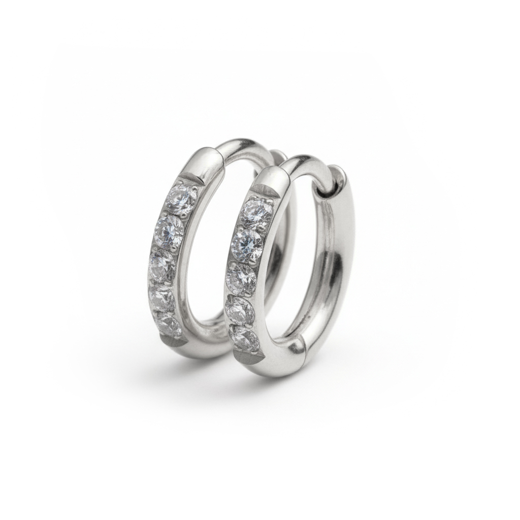 Egy pár titán huggie karika kövekkel