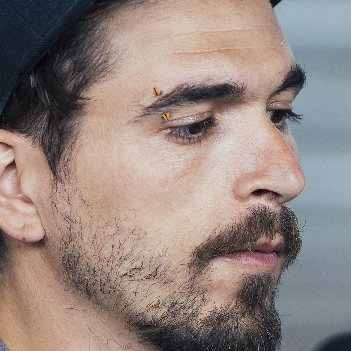 Hajlított szárú színes piercing tüske végekkel