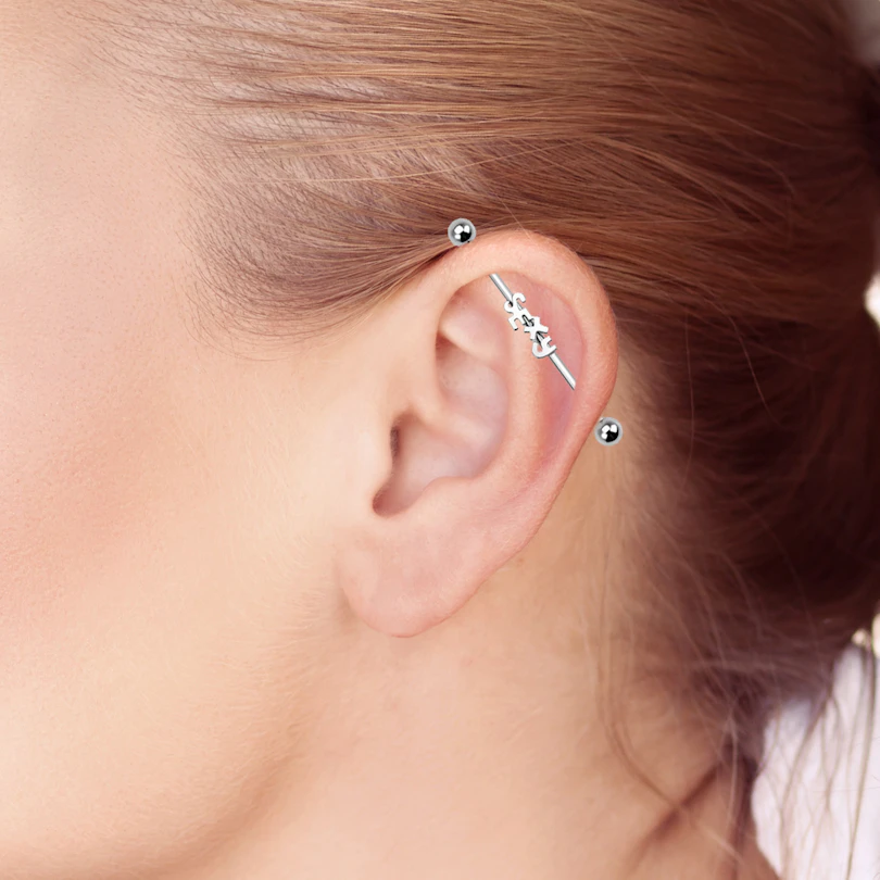 Industrial piercing felirattal
