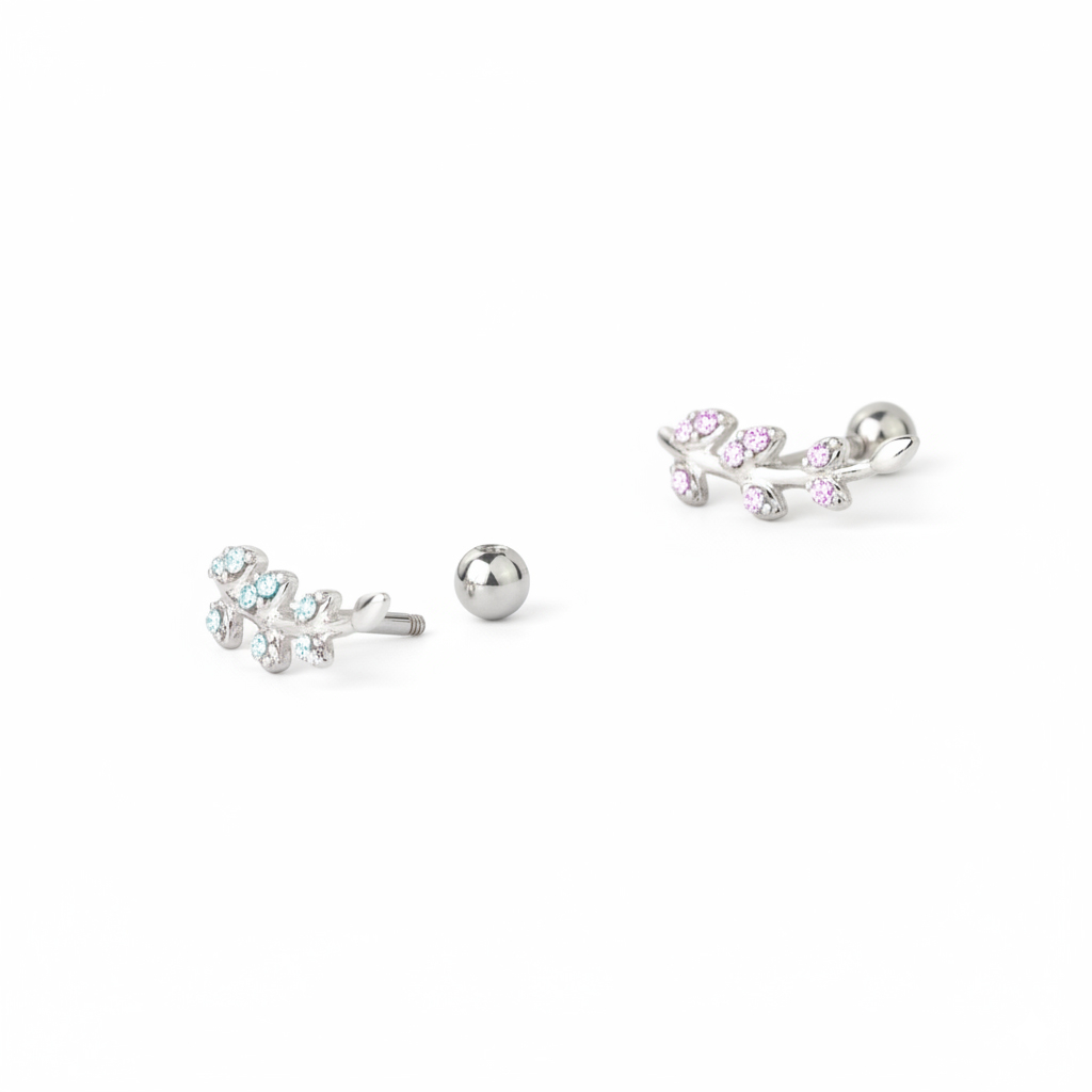 Fülpiercing csillogó köves levelekkel díszítve