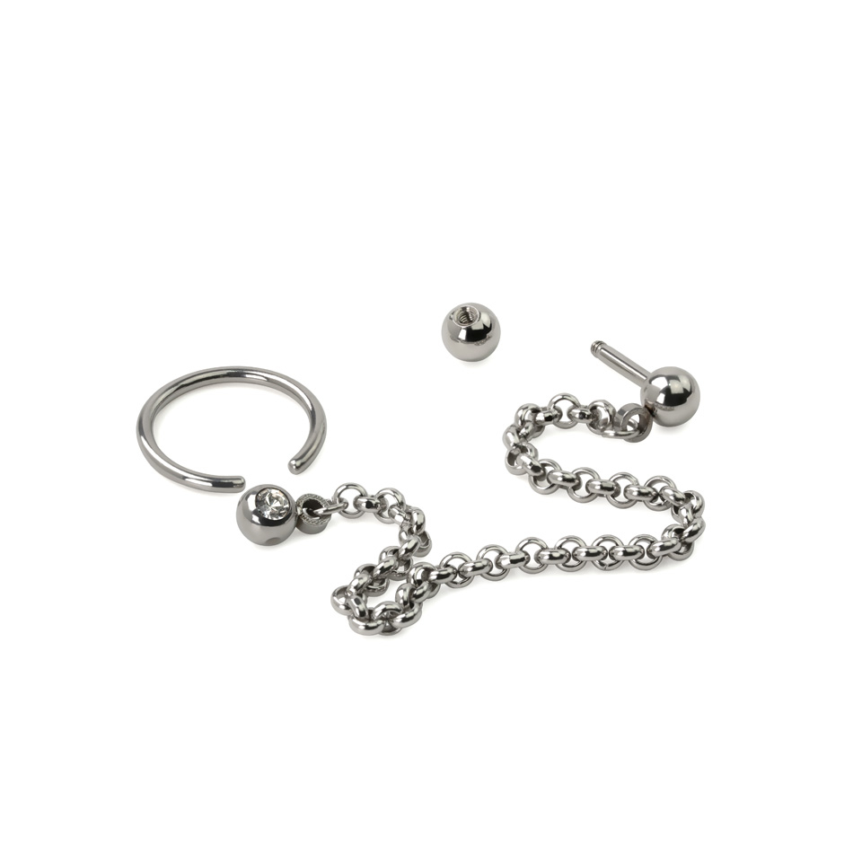 Helix és tragus piercing, lánccal összekötve
