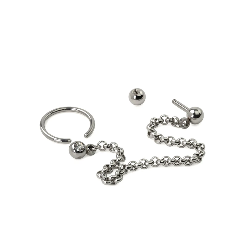 Helix és tragus piercing, lánccal összekötve