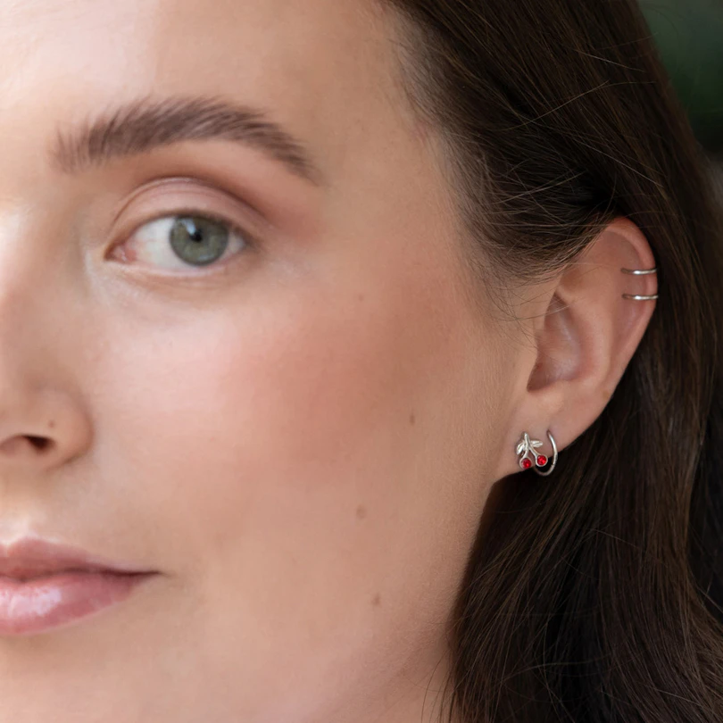 Tragus ékszer, piros cseresznye dísszel