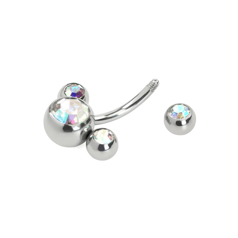 Köldök piercing kövekkel és mickey egér fejjel díszítve