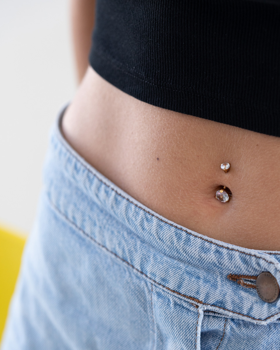 Köldök piercing mindkét végén nagy kő díszítéssel