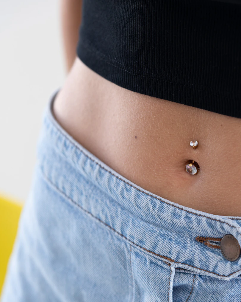 Köldök piercing mindkét végén nagy kő díszítéssel
