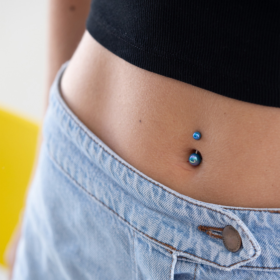 Köldök piercing fémes hatású golyókkal