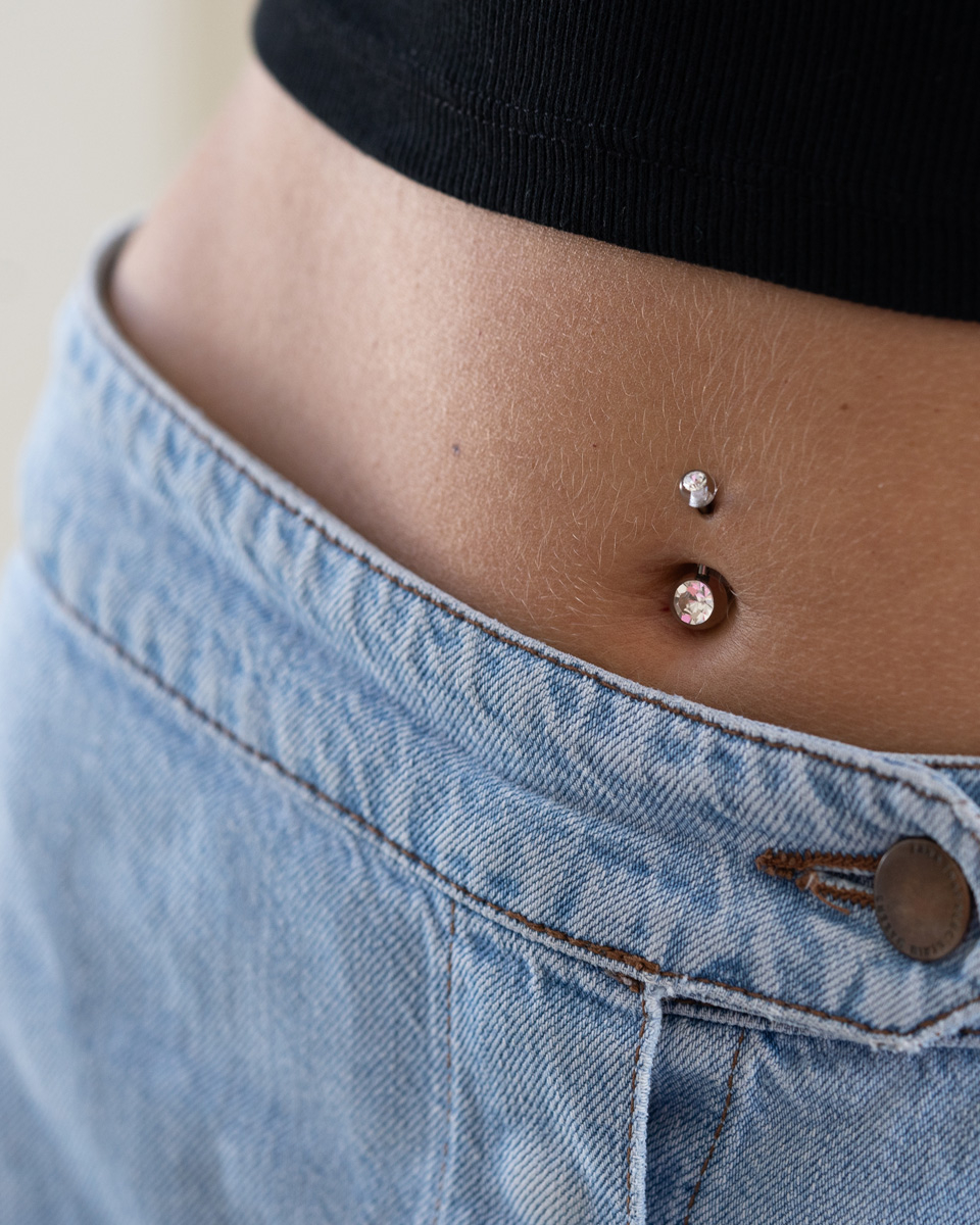 Köldök piercing akril golyókkal, kő dísszel