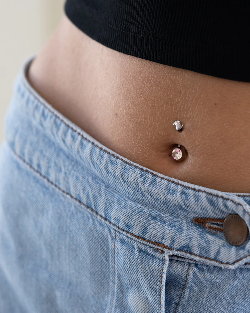 Köldök piercing akril golyókkal, kő dísszel