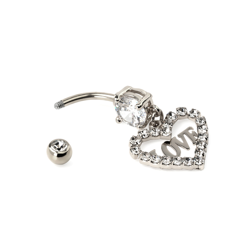 Köldök piercing, csillogó kövekből kirakott szív medállal és love felirattal