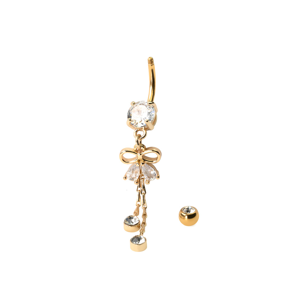 Köldökpiercing szalaggal és láncokkal