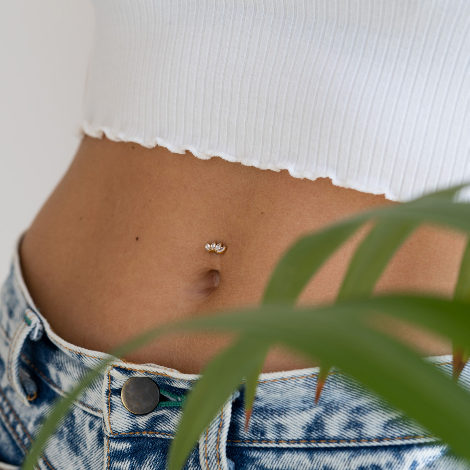 Titán köldökpiercing marquise kövekkel