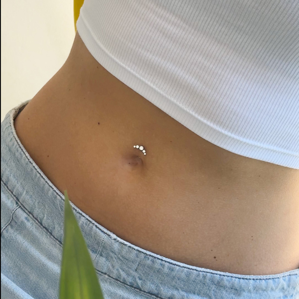 Lebegő köldökpiercing titánból, kristályokkal