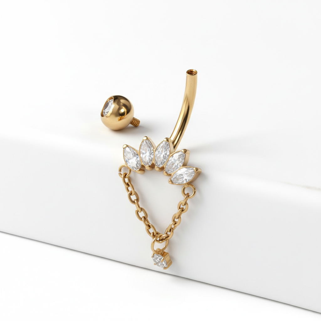 Köldökpiercing titánból marquise kövekkel és láncos medállal