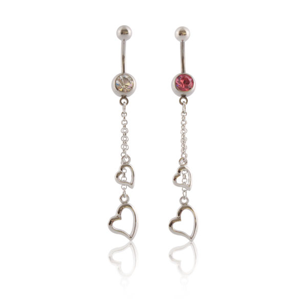 Köldök piercing, lánccal és szív medállal