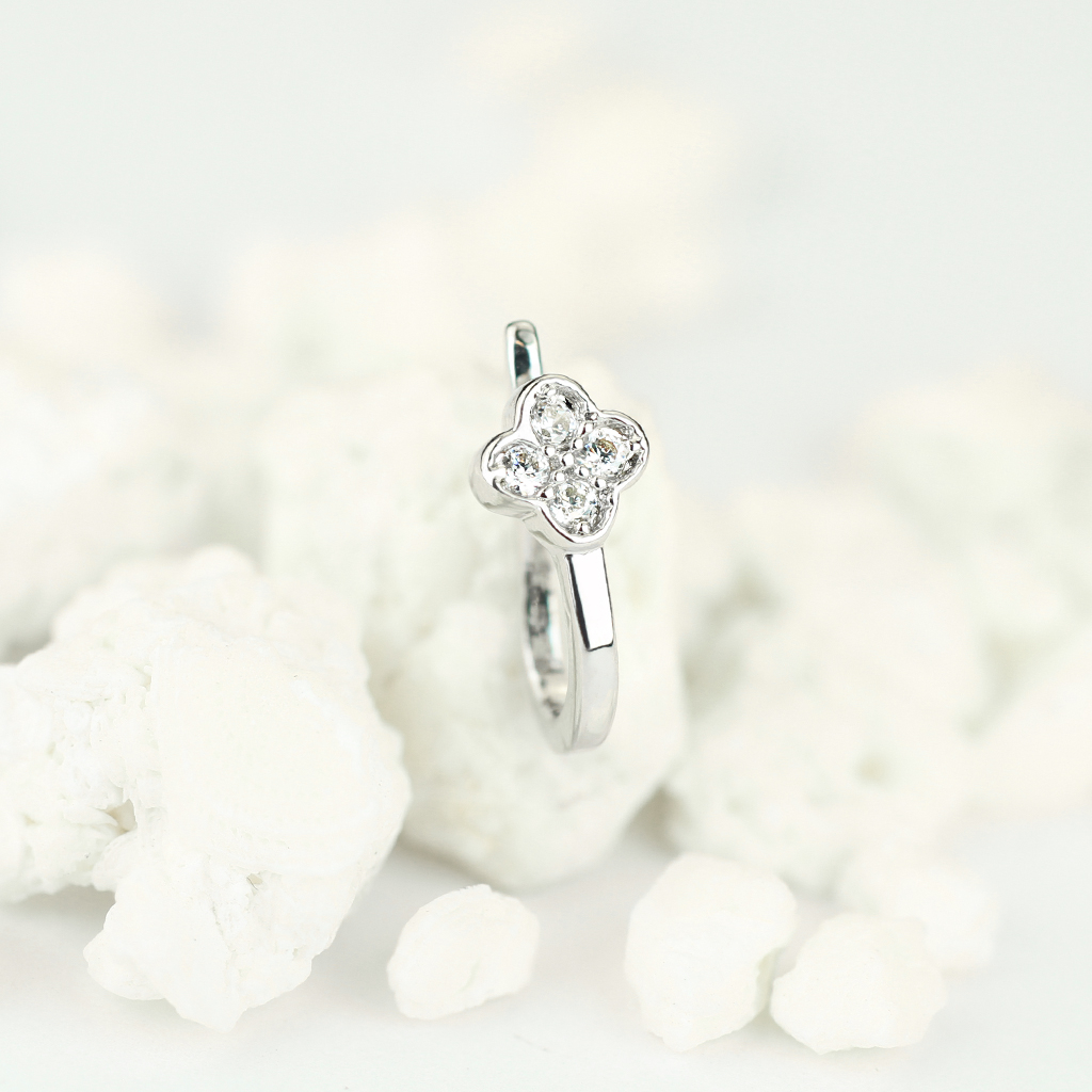 Fake orr piercing csillogó köves lóherével díszítve