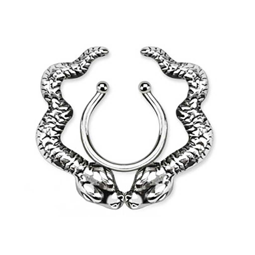 Fake mell piercing kígyókkal
