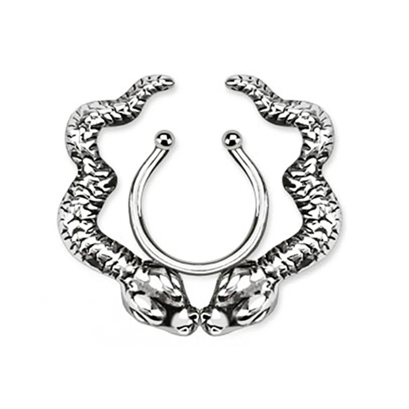 Fake mell piercing kígyókkal