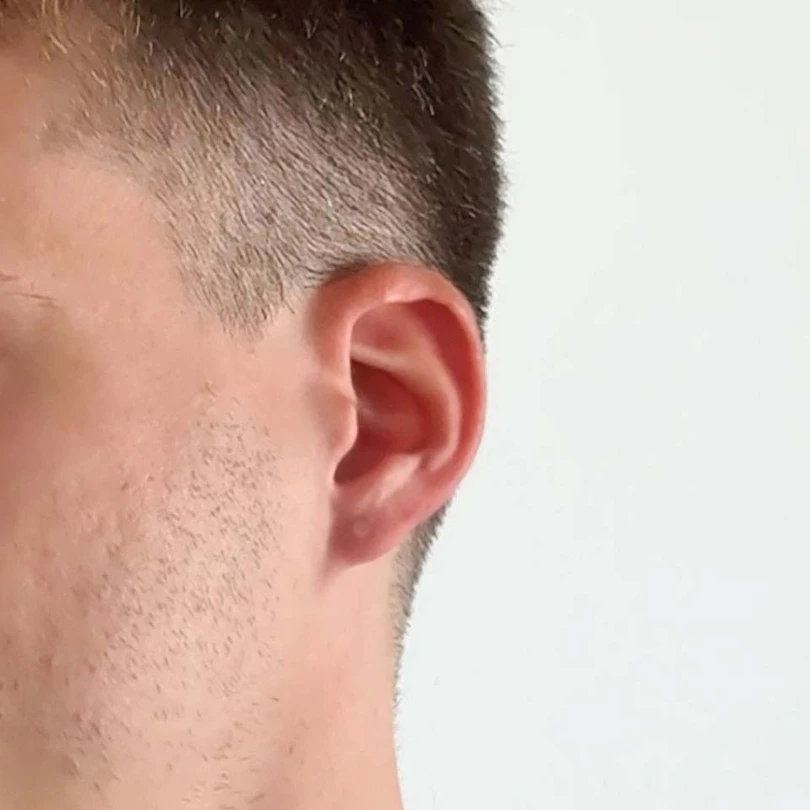 Átlátszó labret piercing