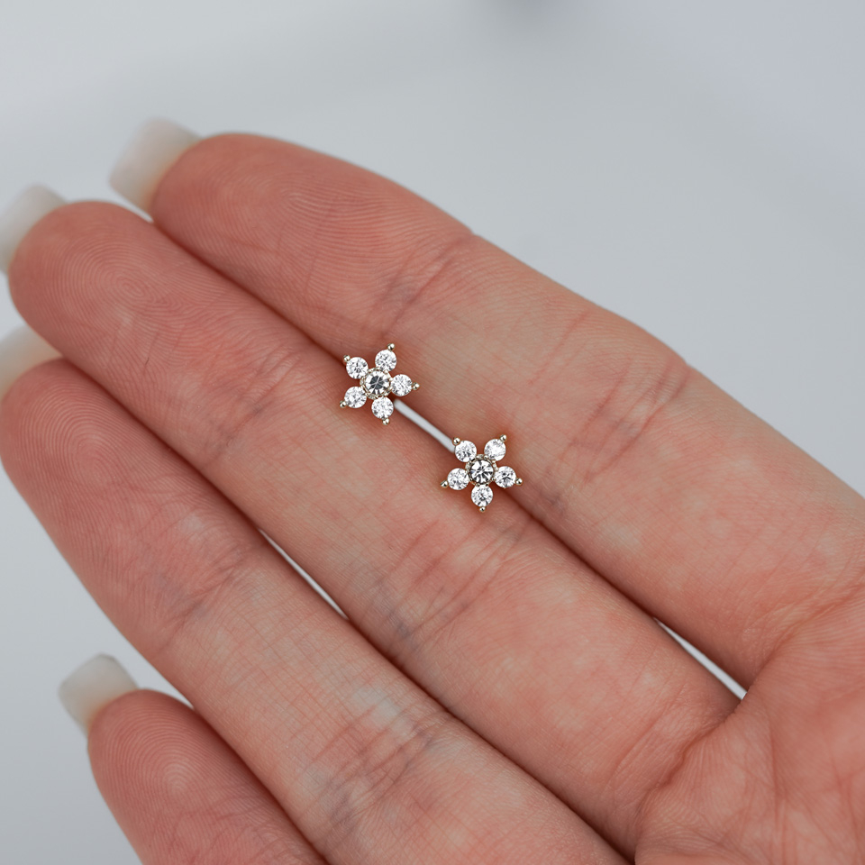 Labret kövekkel kirakott csillaggal, belső menettel